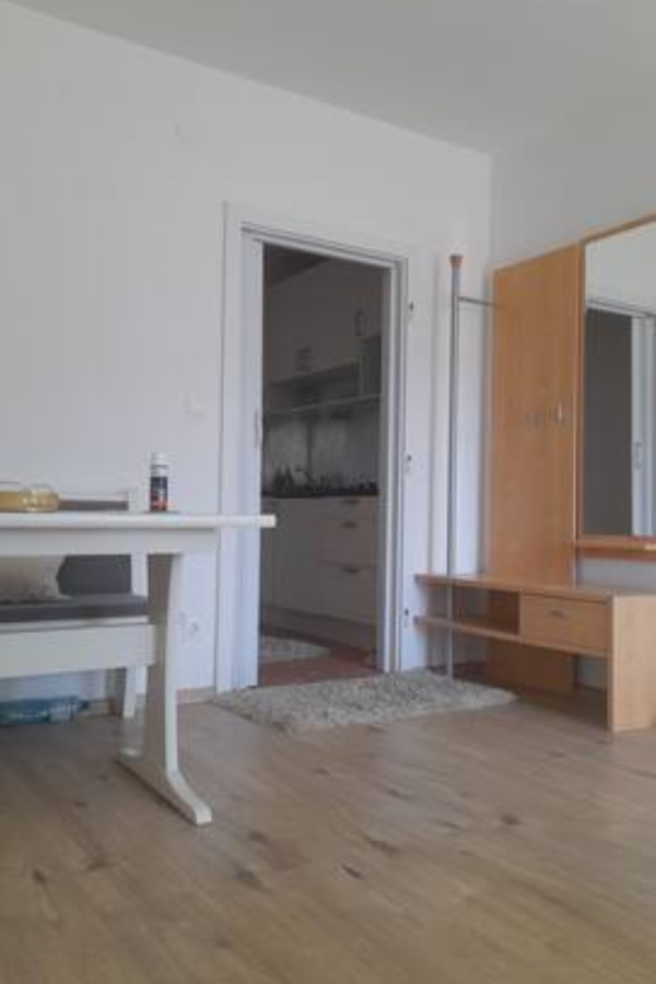 Esstisch und Garderobe