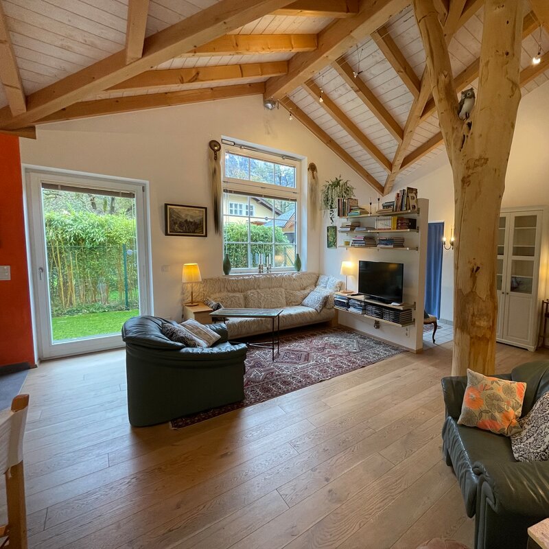 Der offene Dachstuhl wird durch einen Baum getragen