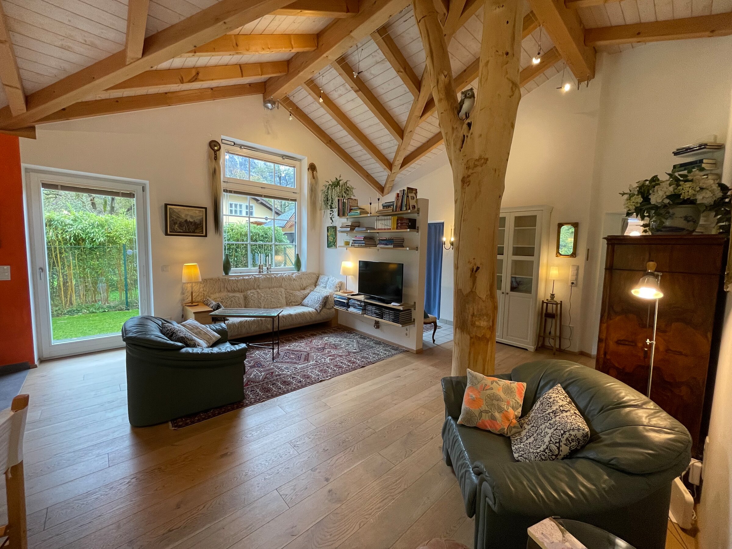 Der offene Dachstuhl wird durch einen Baum getragen