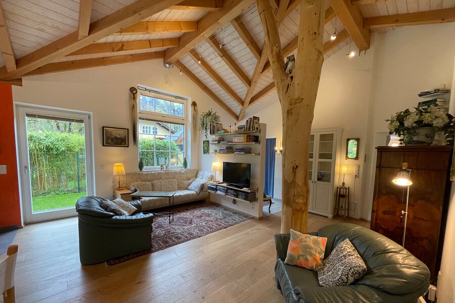 Der offene Dachstuhl wird durch einen Baum getragen