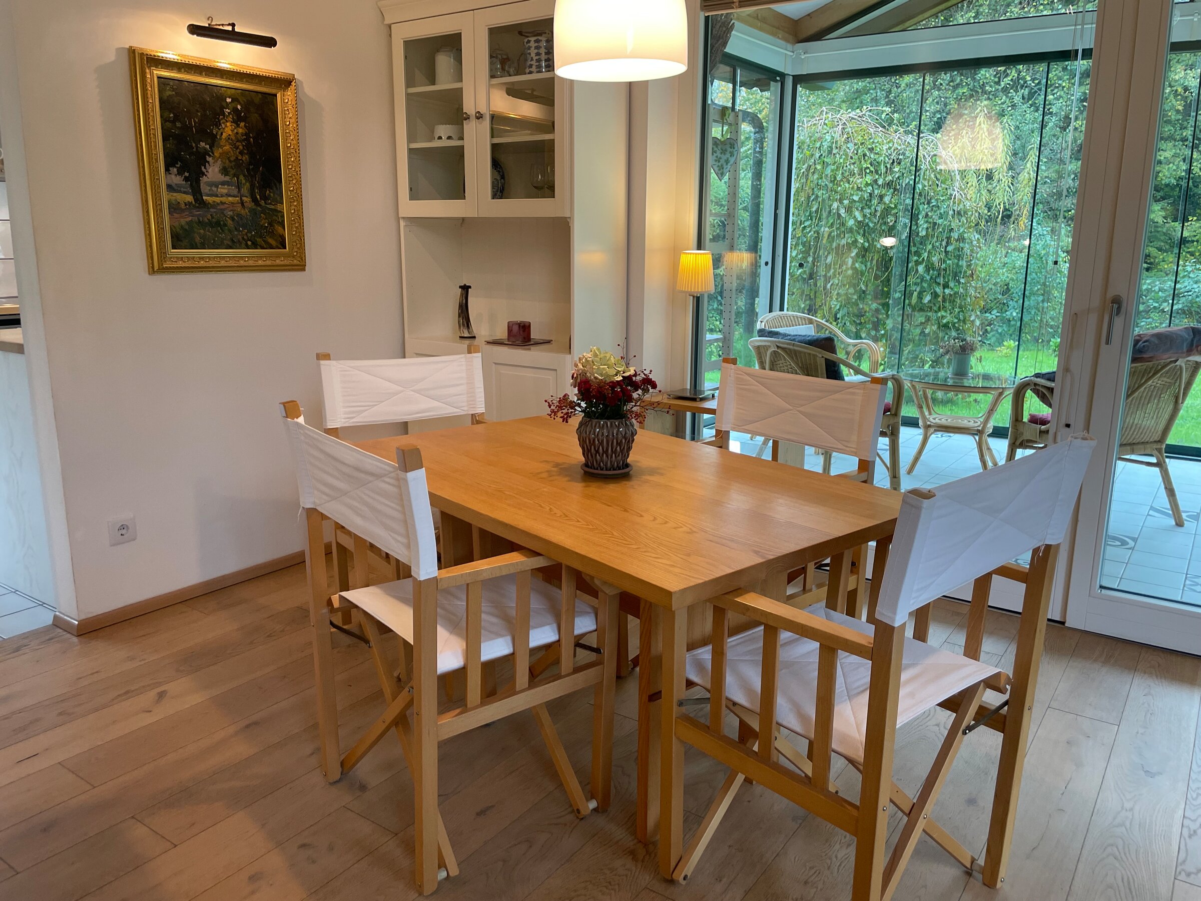 Blick vom Essbereich in Veranda und Garten