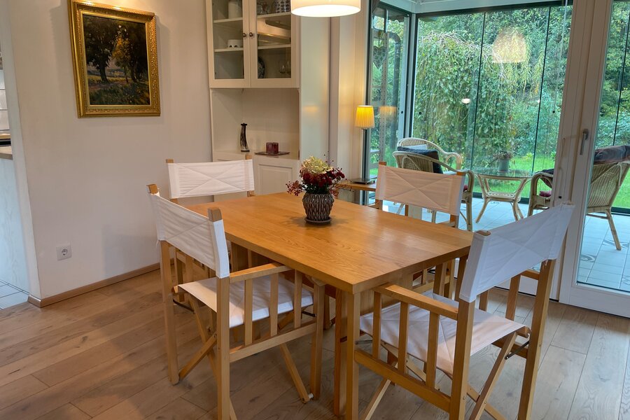 Blick vom Essbereich in Veranda und Garten