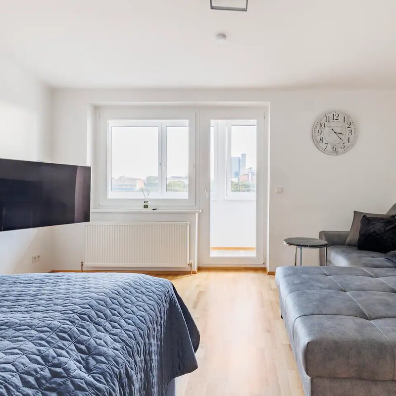 Helles Schlafzimmer mit Balkon & TV – 2-Zimmer Wohnung, Kurzzeitmiete Wien, Wohnen auf Zeit für 1 bis 6 Monate