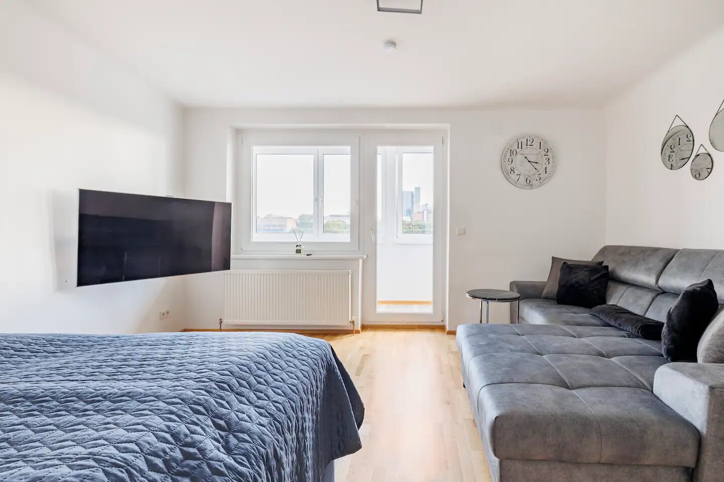 Helles Schlafzimmer mit Balkon & TV – 2-Zimmer Wohnung, Kurzzeitmiete Wien, Wohnen auf Zeit für 1 bis 6 Monate
