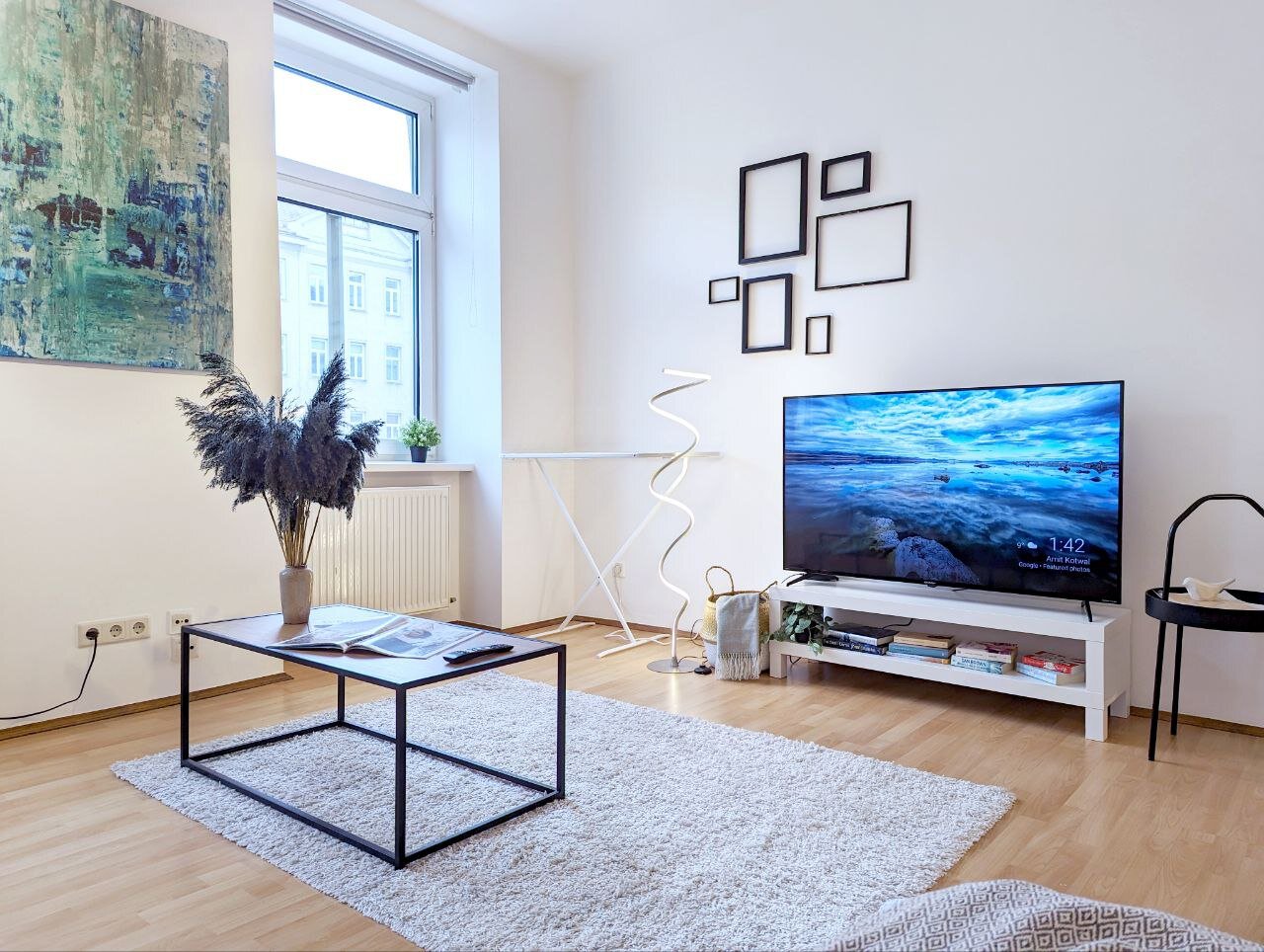 Helles Wohnzimmer mit modernem Stil – 2-Zimmer Wohnung zur Kurzzeitmiete & Wohnen auf Zeit für 1 bis 6 Monate in Wien