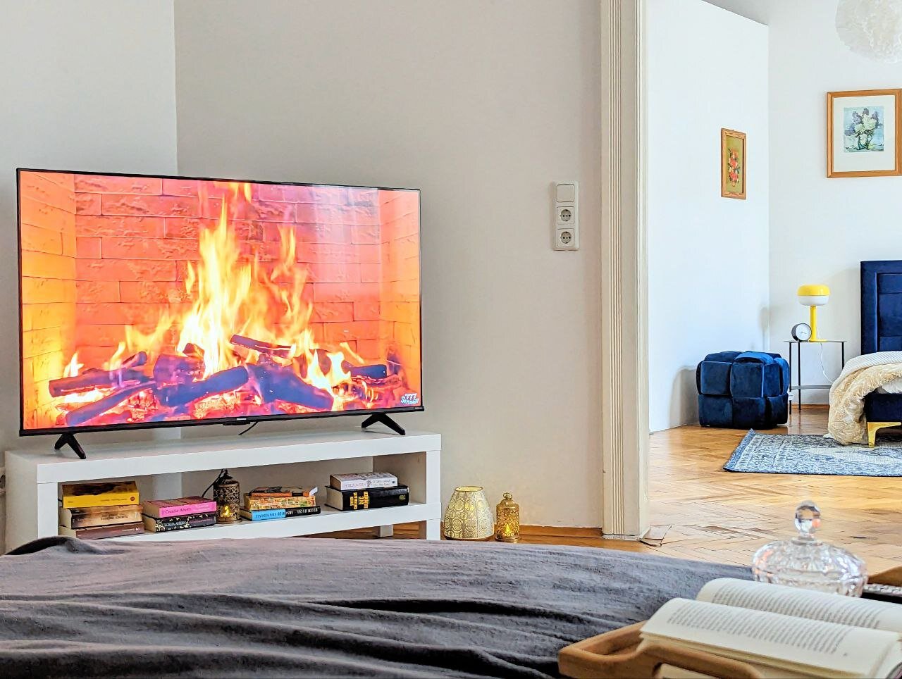 Helles Wohnzimmer mit TV-Kamin & Bücherregal – 2-Zimmer Wohnung zur Kurzzeitmiete & Wohnen auf Zeit für 1 bis 6 Monate in Wien