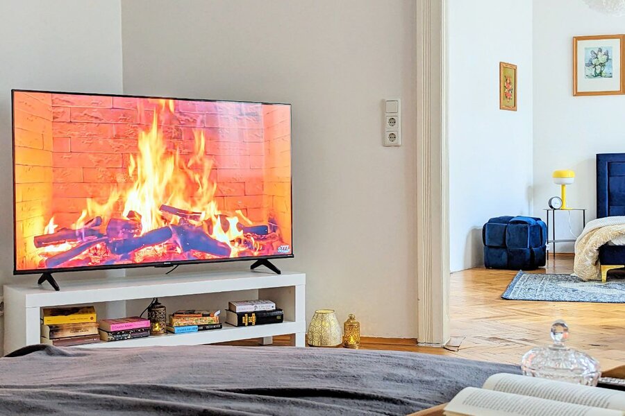 Helles Wohnzimmer mit TV-Kamin & Bücherregal – 2-Zimmer Wohnung zur Kurzzeitmiete & Wohnen auf Zeit für 1 bis 6 Monate in Wien