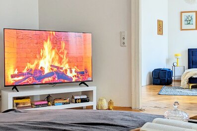 Helles Wohnzimmer mit TV-Kamin & Bücherregal – 2-Zimmer Wohnung zur Kurzzeitmiete & Wohnen auf Zeit für 1 bis 6 Monate in Wien