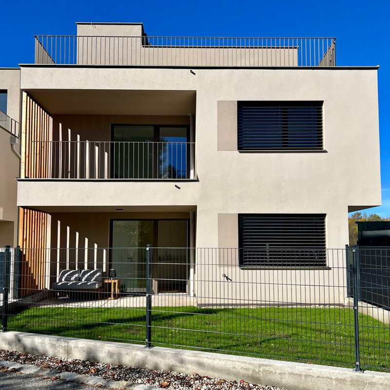 Building with garden of the apartment
