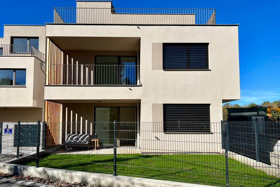 Building with garden of the apartment