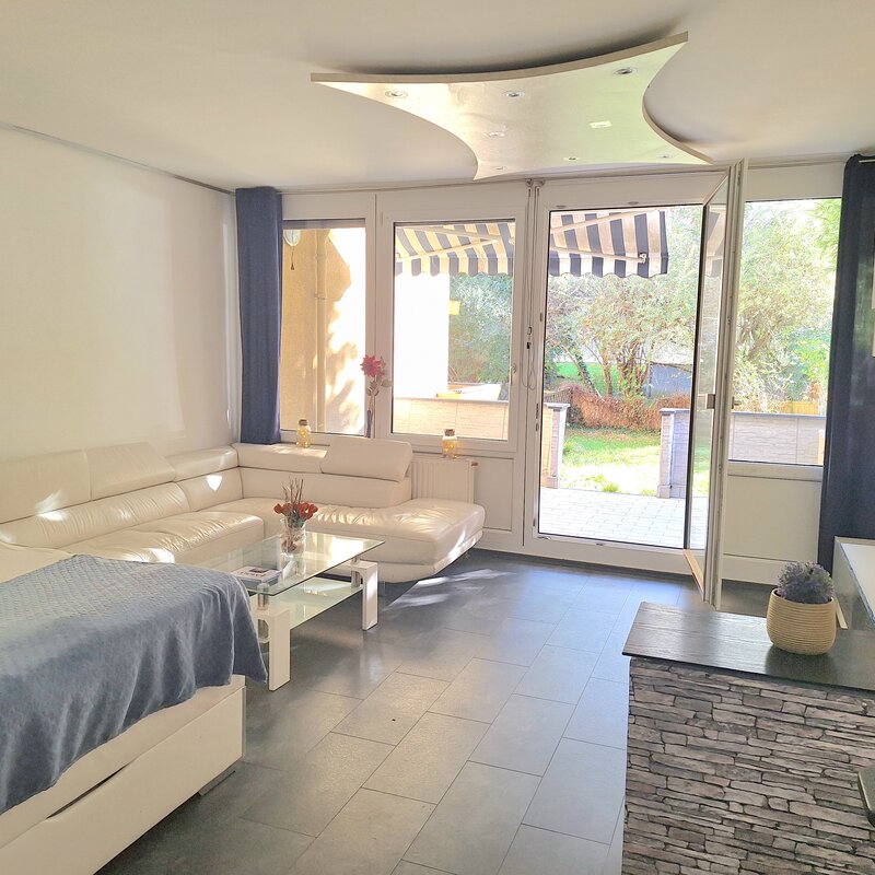 Wohnzimmer - Zugang zur Loggia und dem eigenen Garten