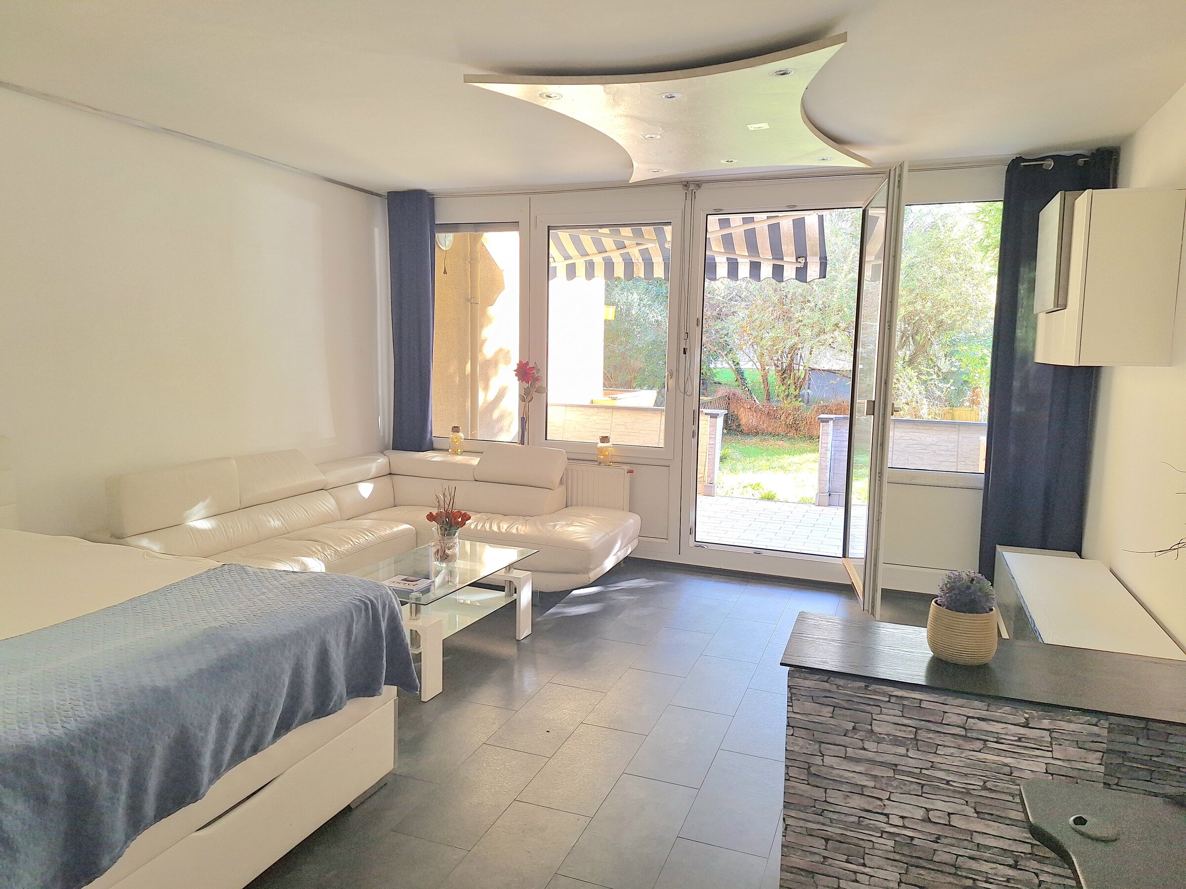 Wohnzimmer - Zugang zur Loggia und dem eigenen Garten