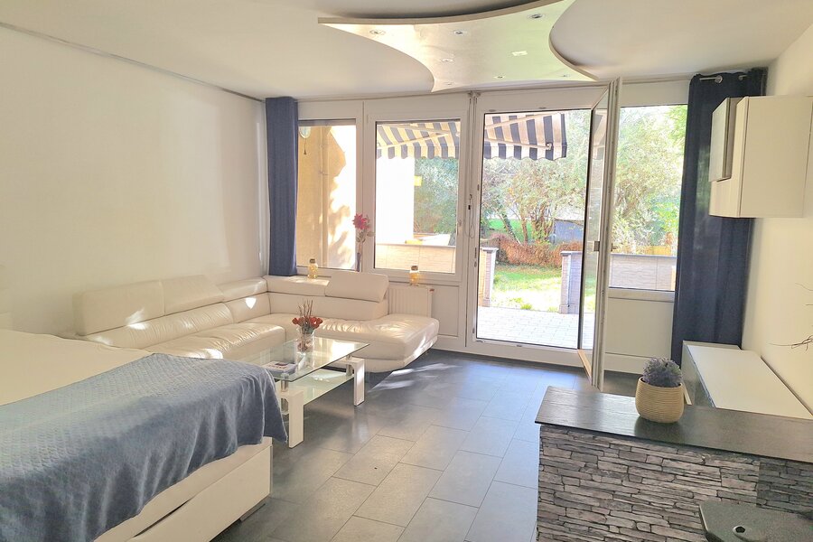 Wohnzimmer - Zugang zur Loggia und dem eigenen Garten