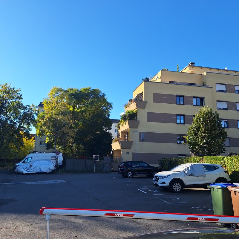 Anlage und eigener Parkplatz mit Schranken