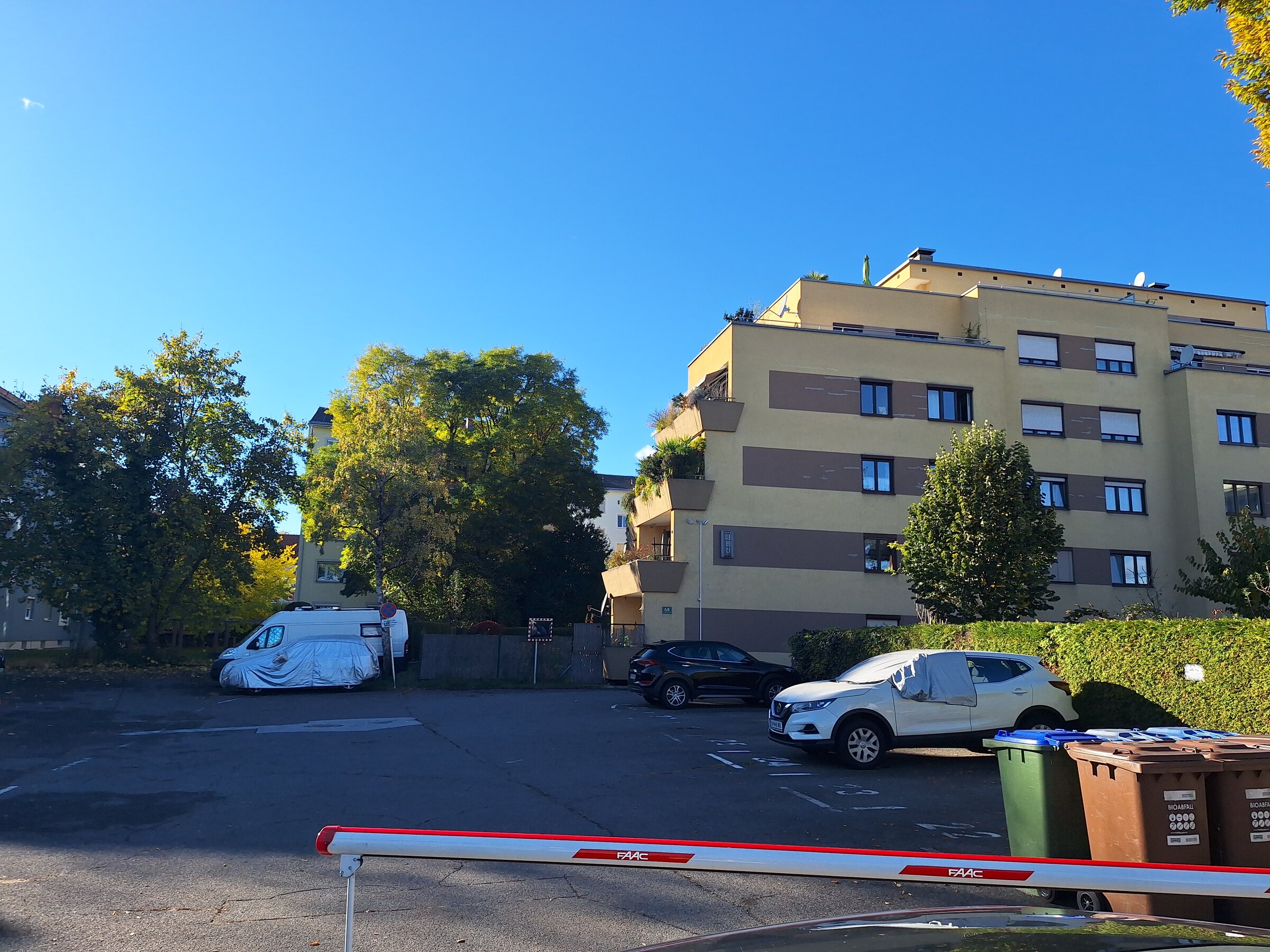 Anlage und eigener Parkplatz mit Schranken