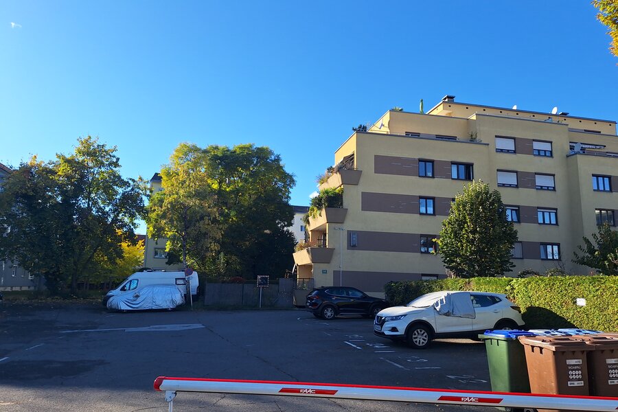 Anlage und eigener Parkplatz mit Schranken