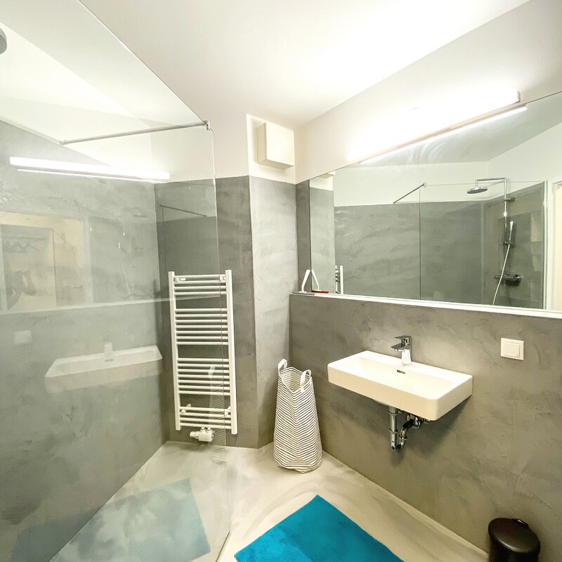 Badezimmer mit Dusche