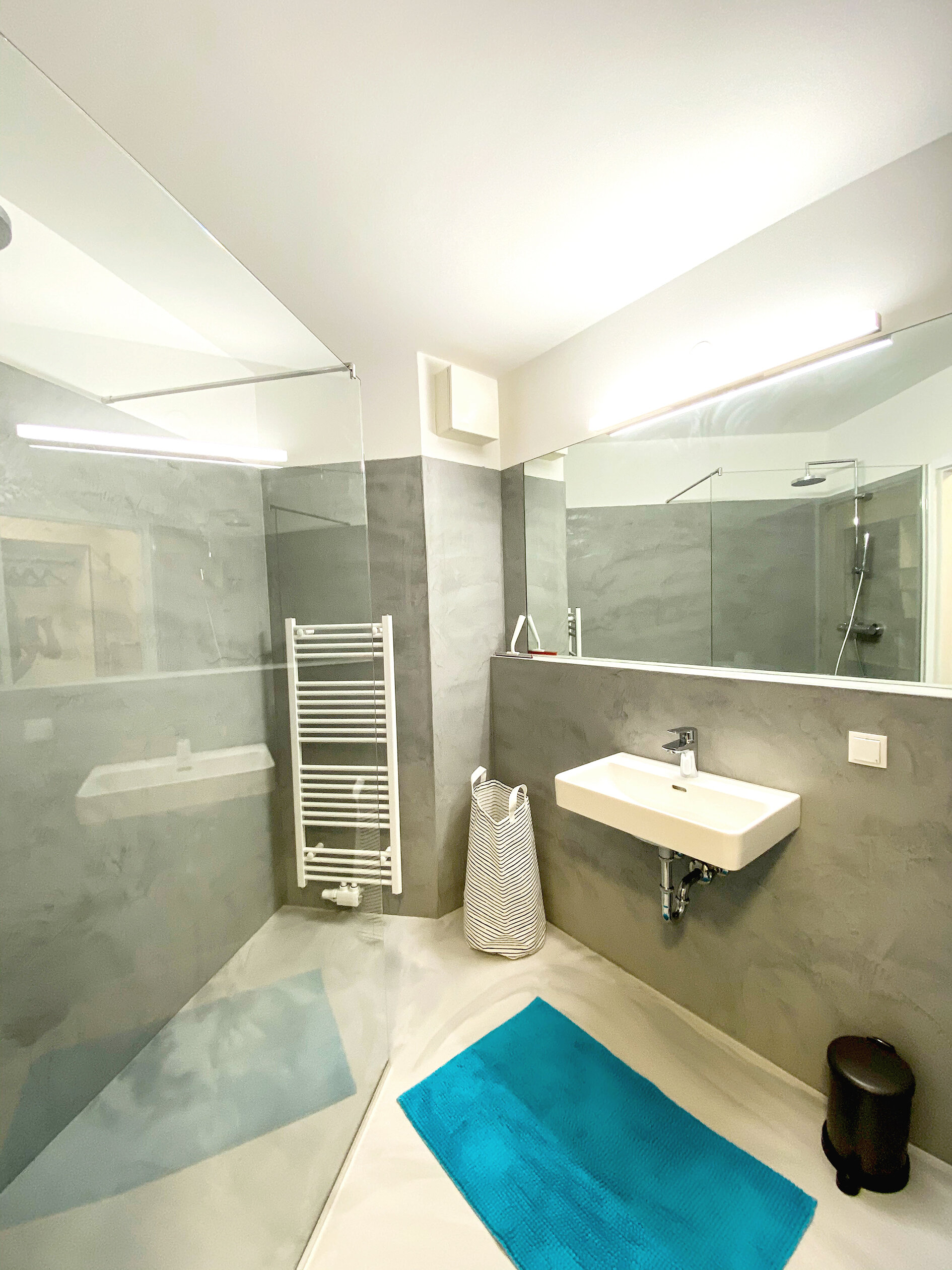 Badezimmer mit Dusche