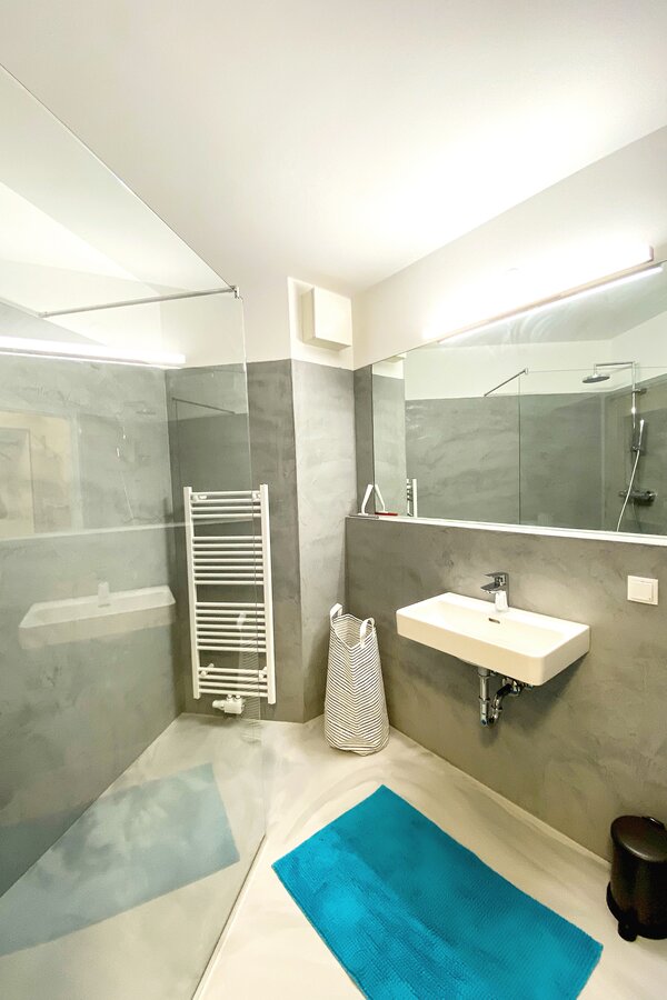 Badezimmer mit Dusche