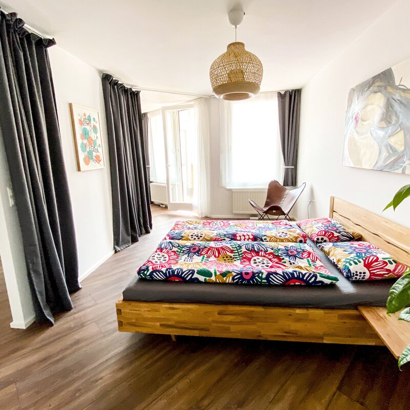 Mit black-out Vorhängen kann der Schlafbereich komplett verdunkelt werden