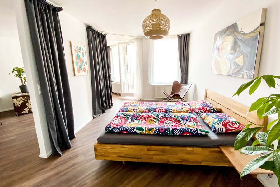 Mit black-out Vorhängen kann der Schlafbereich komplett verdunkelt werden