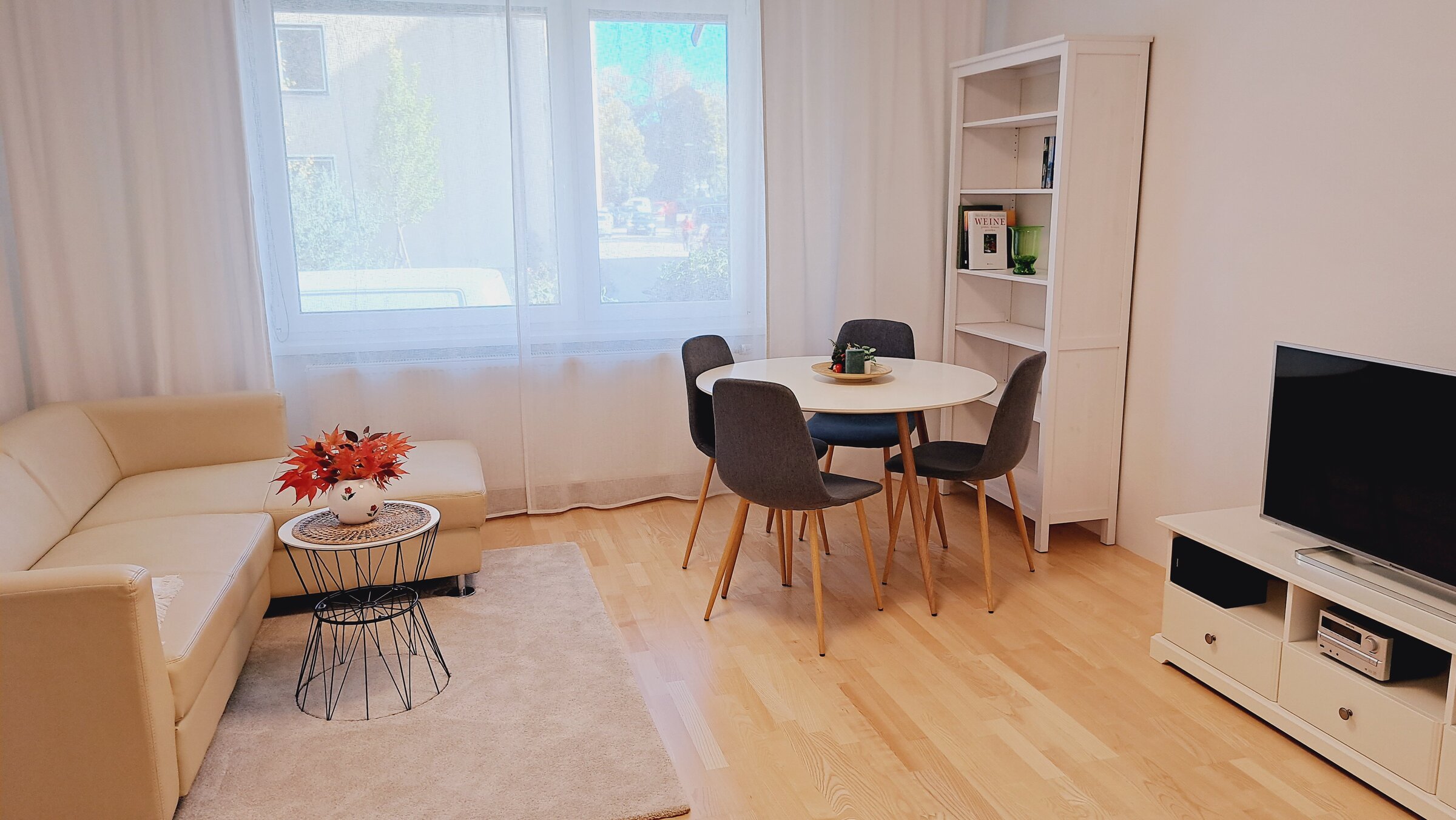 Sunlit living room – 2-room apartment, temporary housing, short-term rental Salzburg, 1 to 6 months
