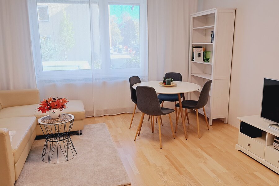Sunlit living room – 2-room apartment, temporary housing, short-term rental Salzburg, 1 to 6 months