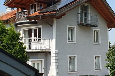 Freistehendes Haus mit Balkon & Solaranlage – 2-Zimmer Wohnung zur Kurzzeitmiete, Wohnen auf Zeit 1 bis 6 Monate, Golling