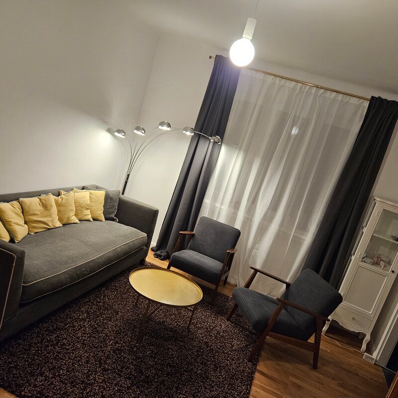 Stilvolles Wohnzimmer mit Designmöbeln – 2-Zimmer Wohnung zur Kurzzeitmiete & Wohnen auf Zeit für 1 bis 6 Monate in Wien