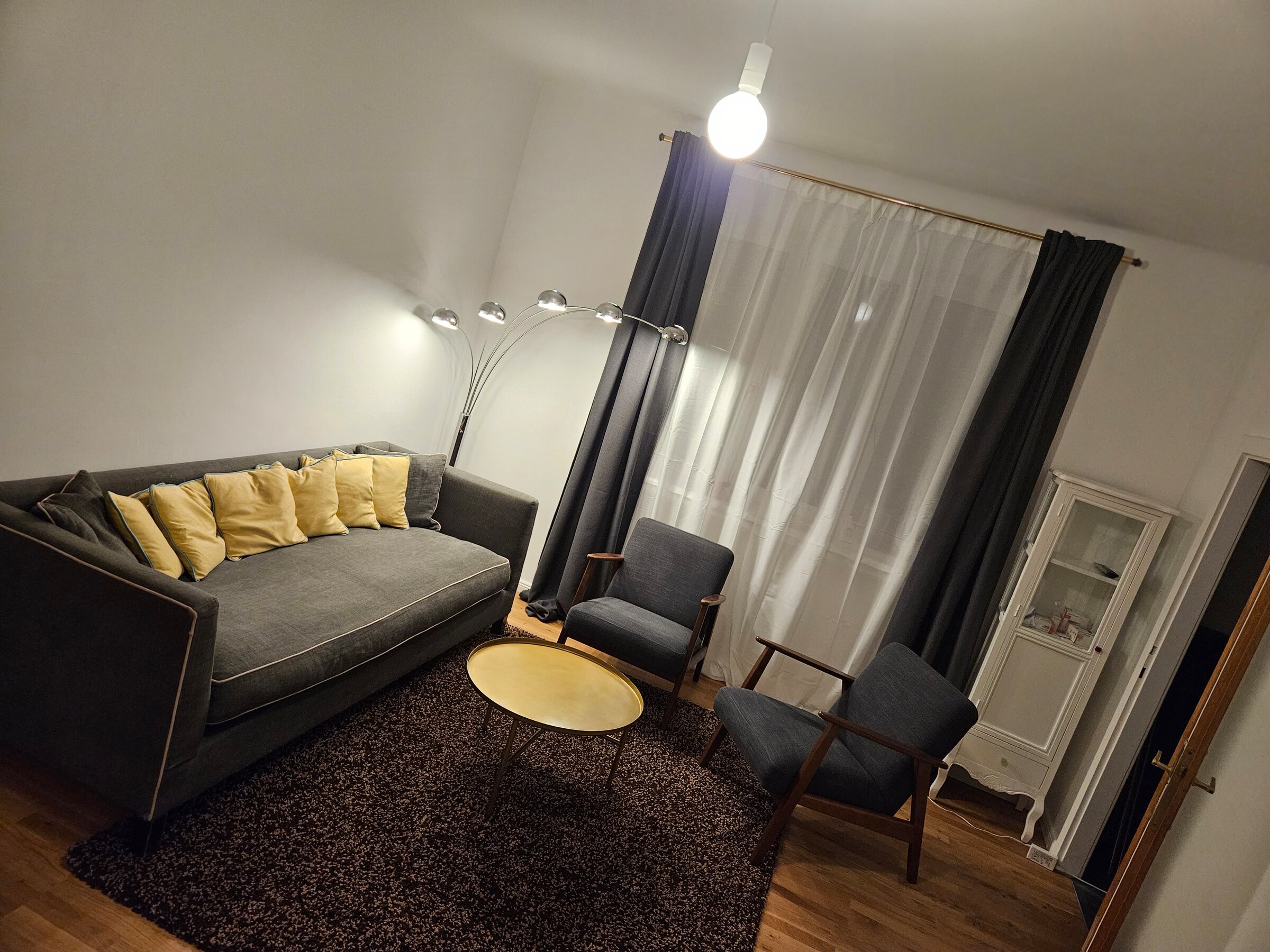 Stilvolles Wohnzimmer mit Designmöbeln – 2-Zimmer Wohnung zur Kurzzeitmiete & Wohnen auf Zeit für 1 bis 6 Monate in Wien