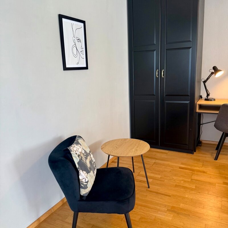 Sitzbereich und Schrank