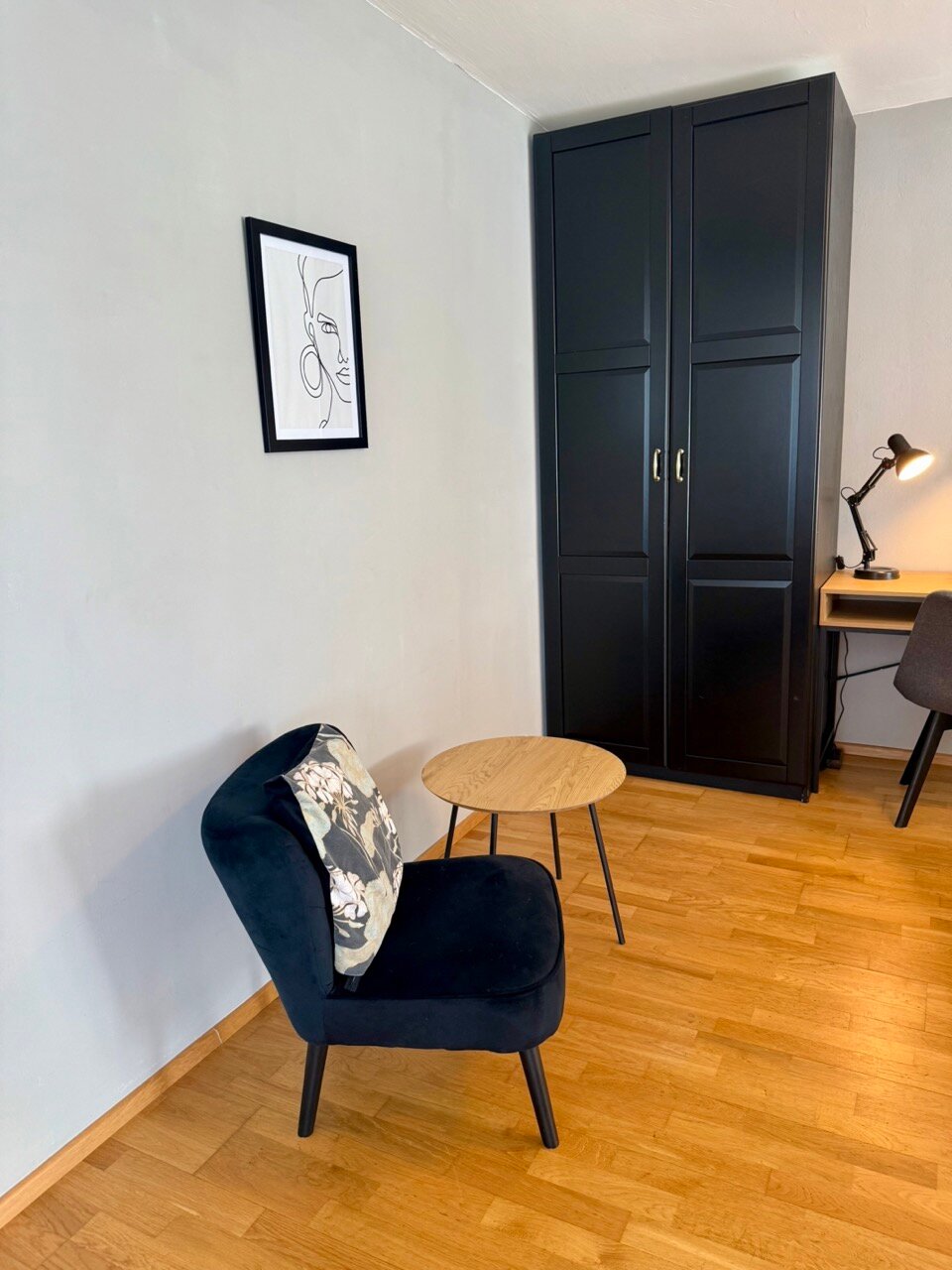 Sitzbereich und Schrank