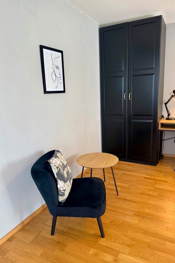 Sitzbereich und Schrank