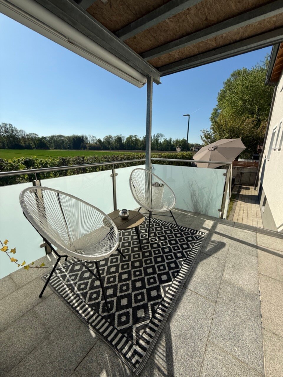Überdachte Terrasse und Garten