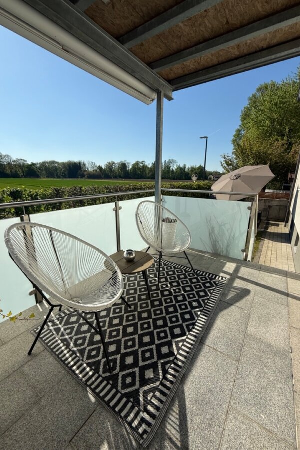 Überdachte Terrasse und Garten