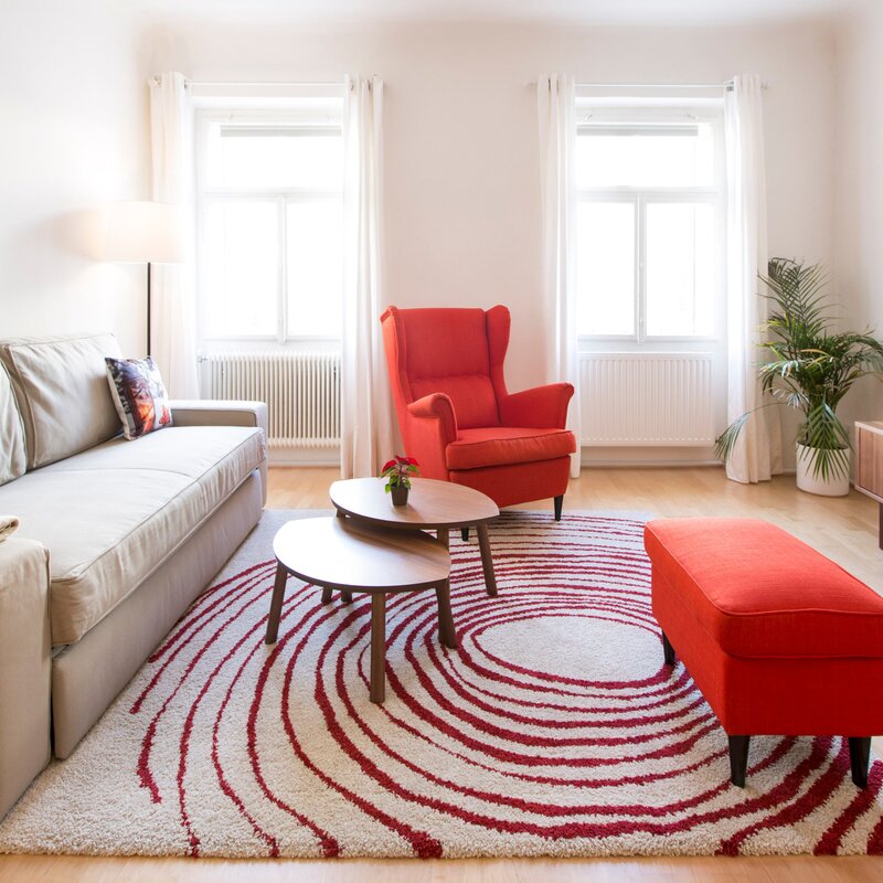 Helles Wohnzimmer mit modernem Mobiliar – 2-Zimmer-Wohnung zur Kurzzeitmiete & Wohnen auf Zeit für 1 bis 6 Monate in Salzburg