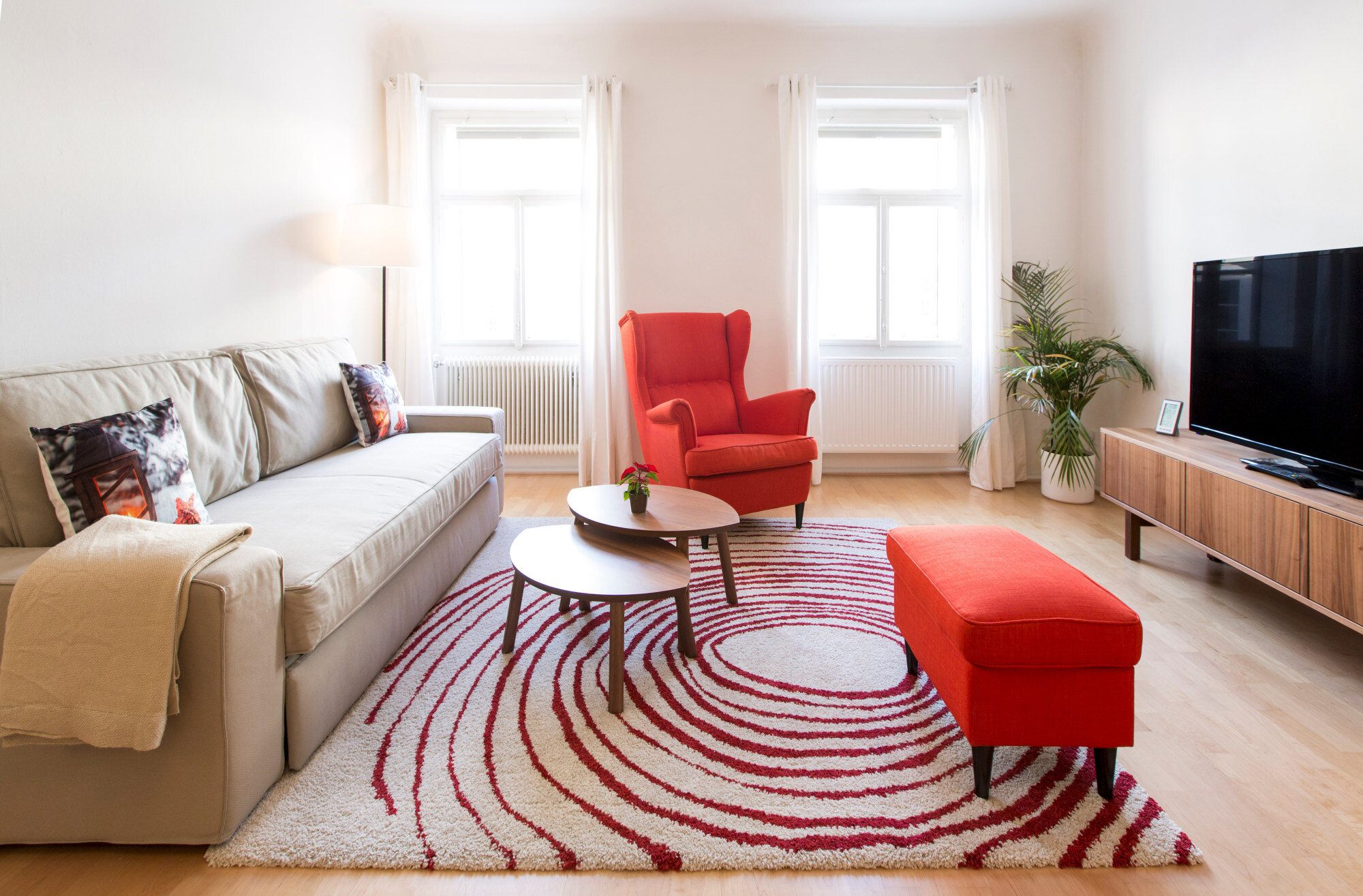 Helles Wohnzimmer mit modernem Mobiliar – 2-Zimmer-Wohnung zur Kurzzeitmiete & Wohnen auf Zeit für 1 bis 6 Monate in Salzburg