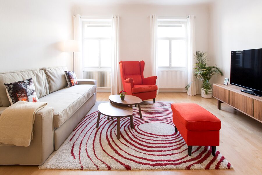 Helles Wohnzimmer mit modernem Mobiliar – 2-Zimmer-Wohnung zur Kurzzeitmiete & Wohnen auf Zeit für 1 bis 6 Monate in Salzburg