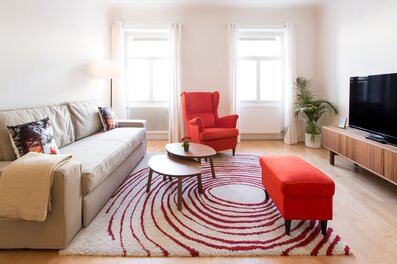 Bright living room with modern furnishings – 2-room apartment for short-term rental & temporary housing for 1 to 6 months in Salzburg