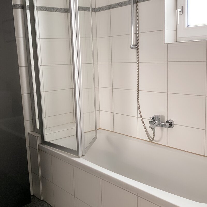 Badewanne mit Duschwand