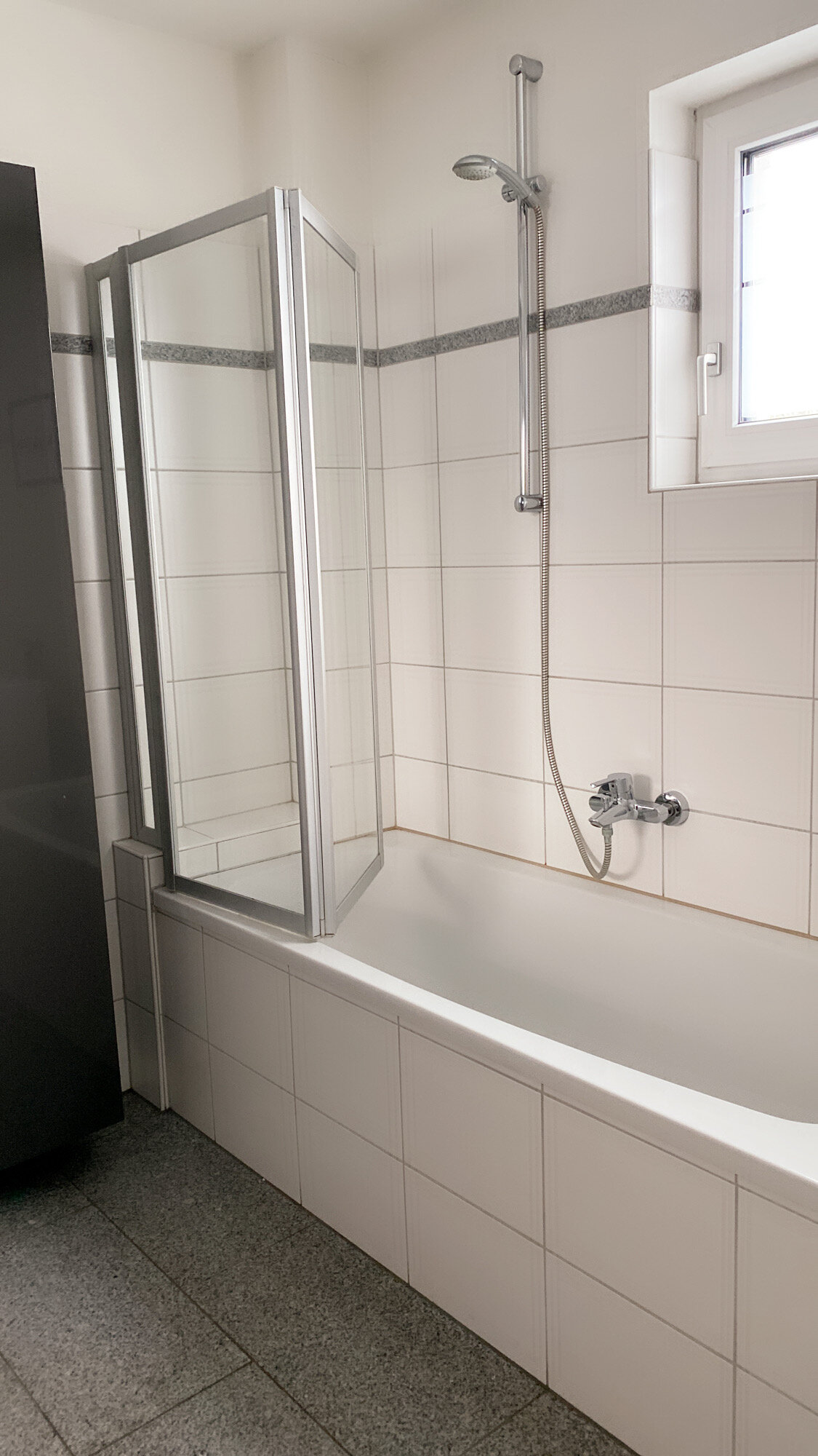 Badewanne mit Duschwand