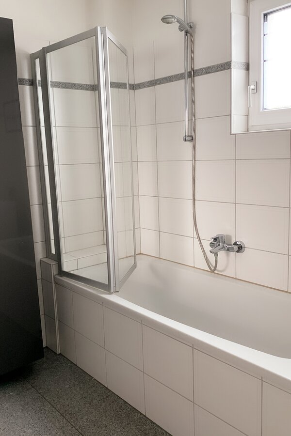 Badewanne mit Duschwand
