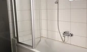 Badewanne mit Duschwand