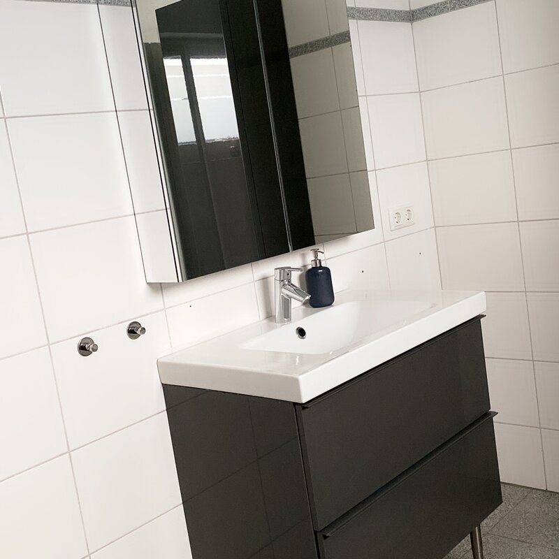 Badezimmer Waschbecken + Spiegelschrank