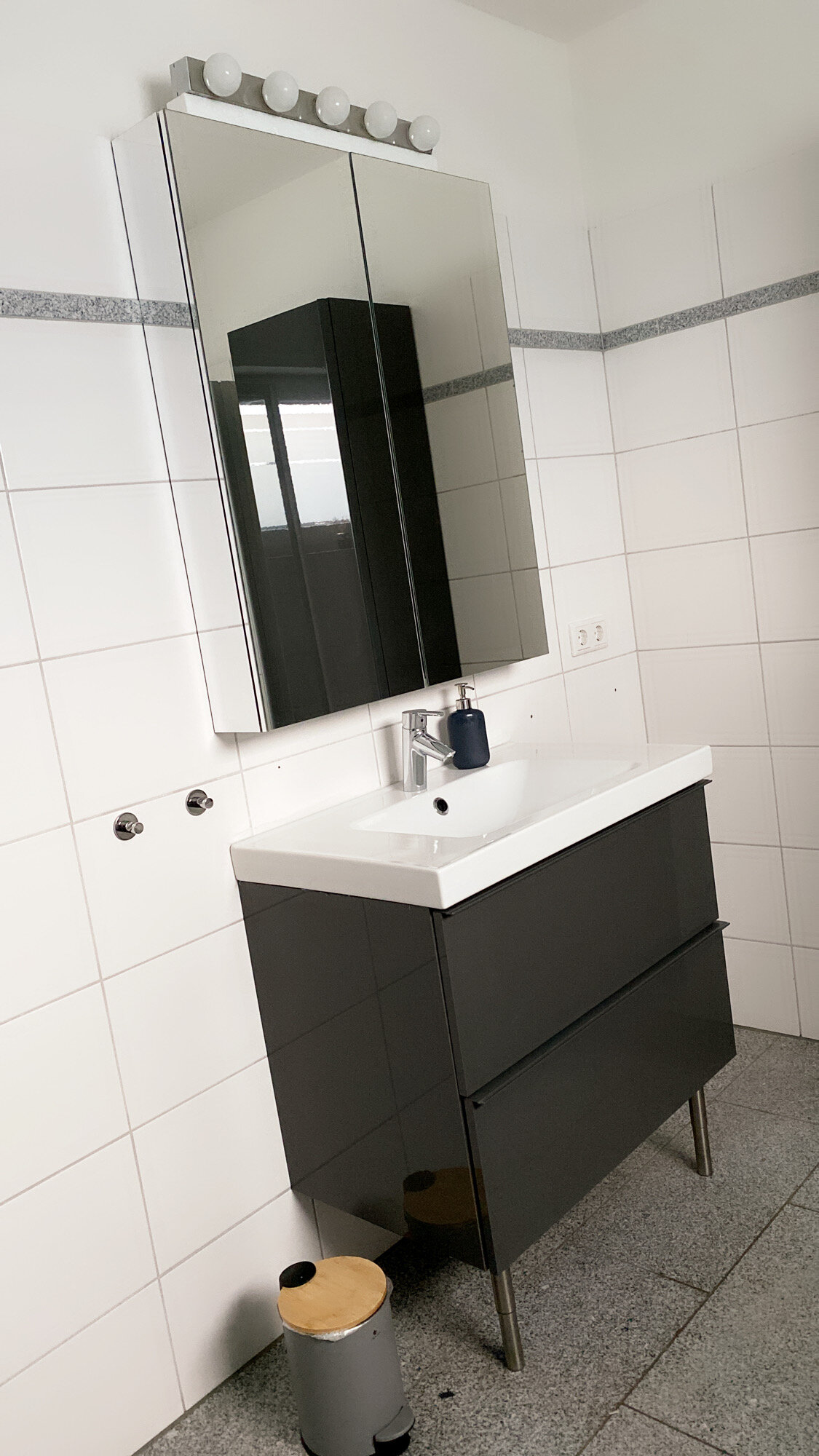 Badezimmer Waschbecken + Spiegelschrank