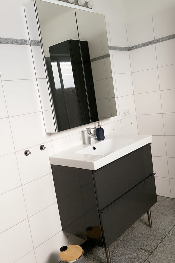 Badezimmer Waschbecken + Spiegelschrank