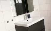 Badezimmer Waschbecken + Spiegelschrank