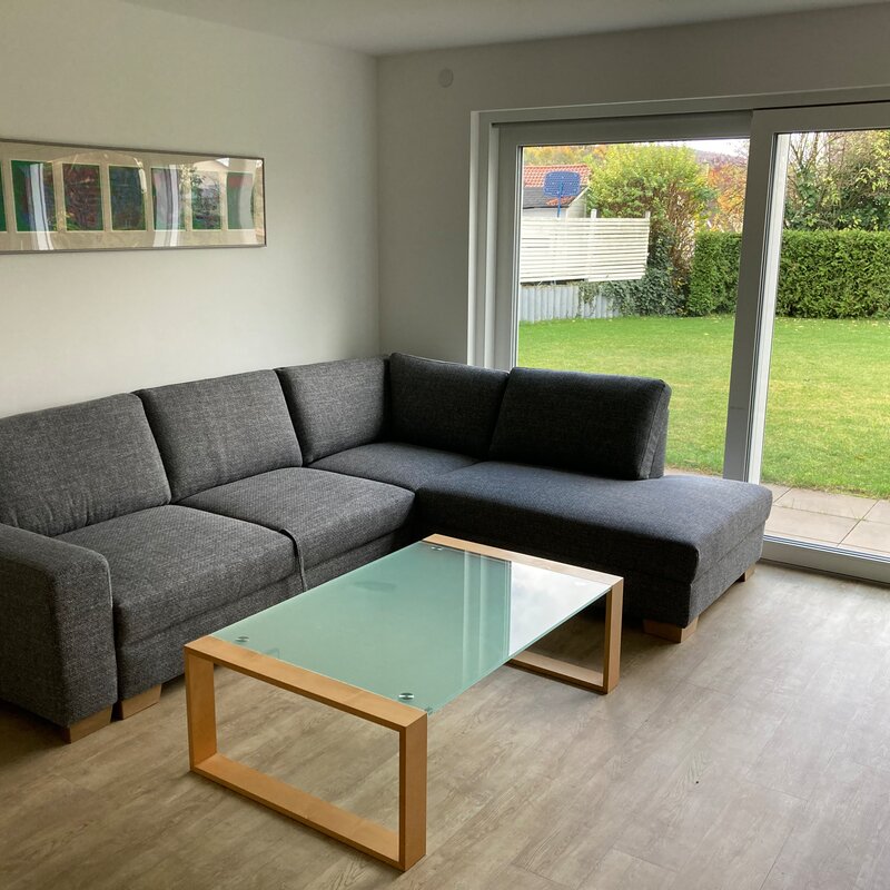 Helles Wohnzimmer mit Gartenblick – 2-Zimmer Wohnung zur Kurzzeitmiete & Wohnen auf Zeit für 1 bis 6 Monate in Weinstadt