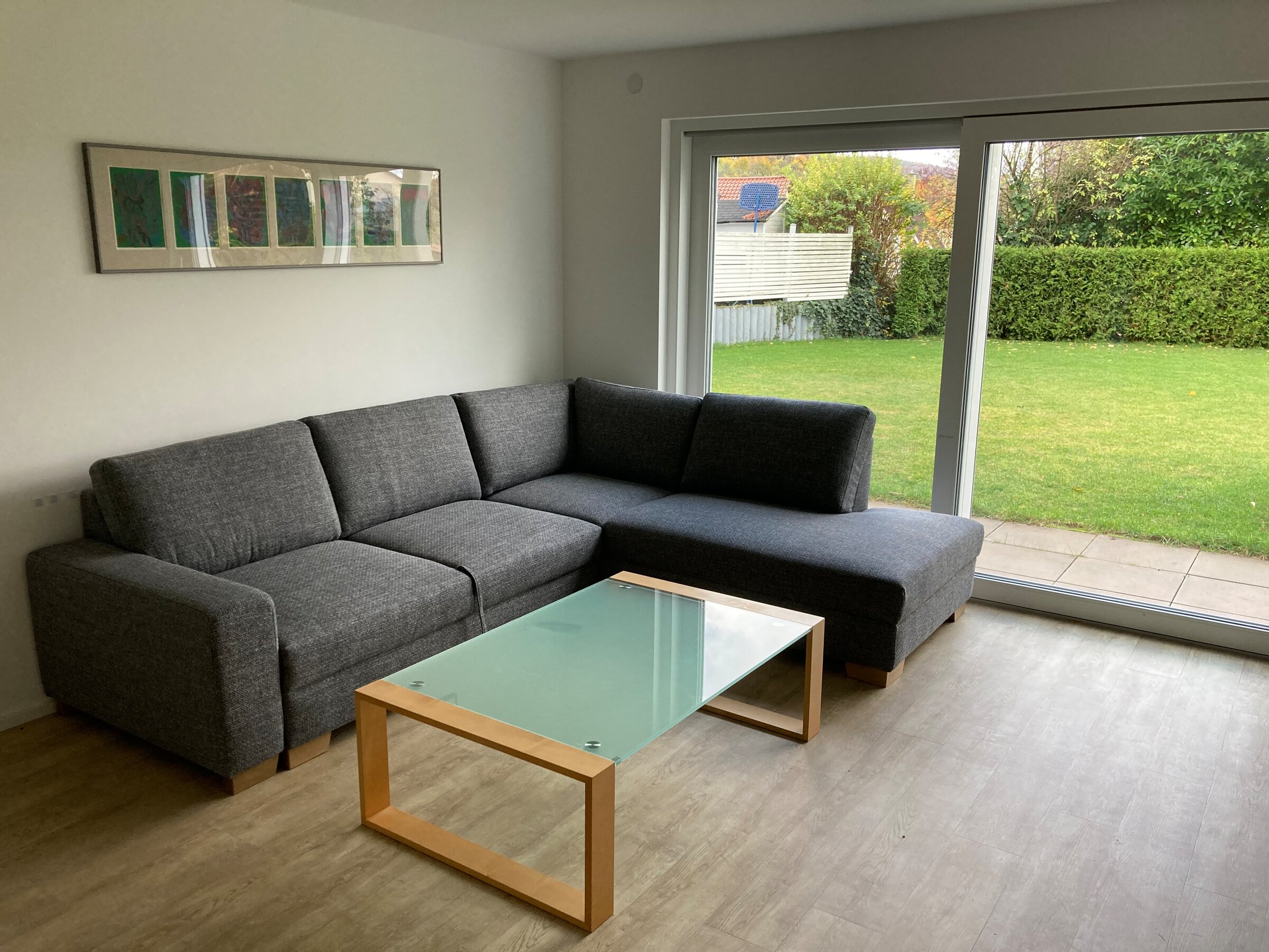Helles Wohnzimmer mit Gartenblick – 2-Zimmer Wohnung zur Kurzzeitmiete & Wohnen auf Zeit für 1 bis 6 Monate in Weinstadt