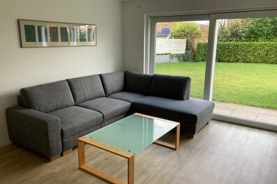 Helles Wohnzimmer mit Gartenblick – 2-Zimmer Wohnung zur Kurzzeitmiete & Wohnen auf Zeit für 1 bis 6 Monate in Weinstadt